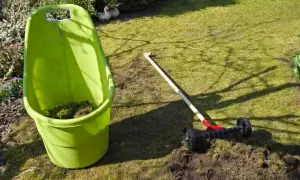 Zielony wózek na odpady ogrodowe i aerator do trawnika, gotowe do pracy. Siarczan żelaza na mech pomoże w pielęgnacji trawnika.