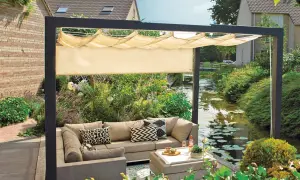 Nowoczesna pergola z beżowym zadaszeniem to idealne rozwiązanie, czym osłonić taras. Wygodny narożnik i stolik zachęcają do relaksu nad kanałem.
