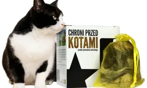 Czarno-biały kot przygląda się opakowaniu z napisem "Chroni przed kotami". Obok woreczek z naturalnymi roślinami odstraszającymi koty.