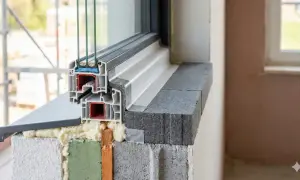 Próg ocieplenie progu drzwi tarasowych. Przekrój okna z widocznym profilem, szybą zespoloną i materiałami izolacyjnymi.