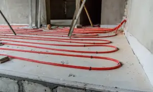 Układanie rur ogrzewania podłogowego na styropianie. To idealny materiał, jaki styropian pod ogrzewanie podłogowe, zapewniający izolację i równomierne rozprowadzanie ciepła.