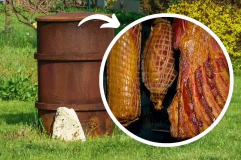 Domowa wędzarnia z beczki w ogrodzie, w której wędzą się pachnące mięsa i wędliny.