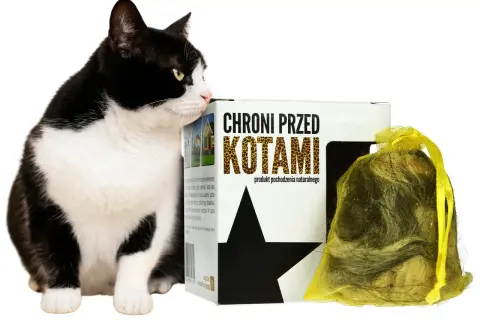 Czarno-biały kot przygląda się opakowaniu z napisem "Chroni przed kotami". Obok woreczek z naturalnymi roślinami odstraszającymi koty.