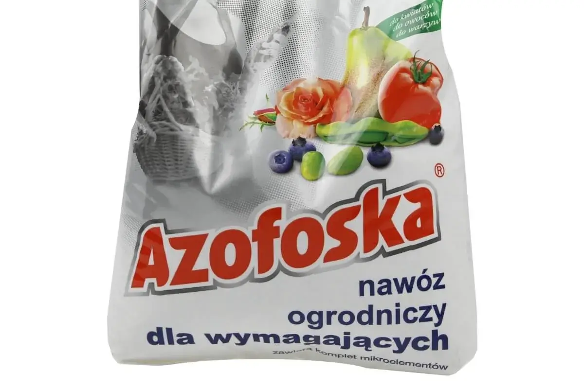 Azofoska to nawóz ogrodniczy dla wymagających roślin, idealny do kwiatów, owoców i warzyw. Nie stosować do roślin wrażliwych na wysokie stężenie soli.