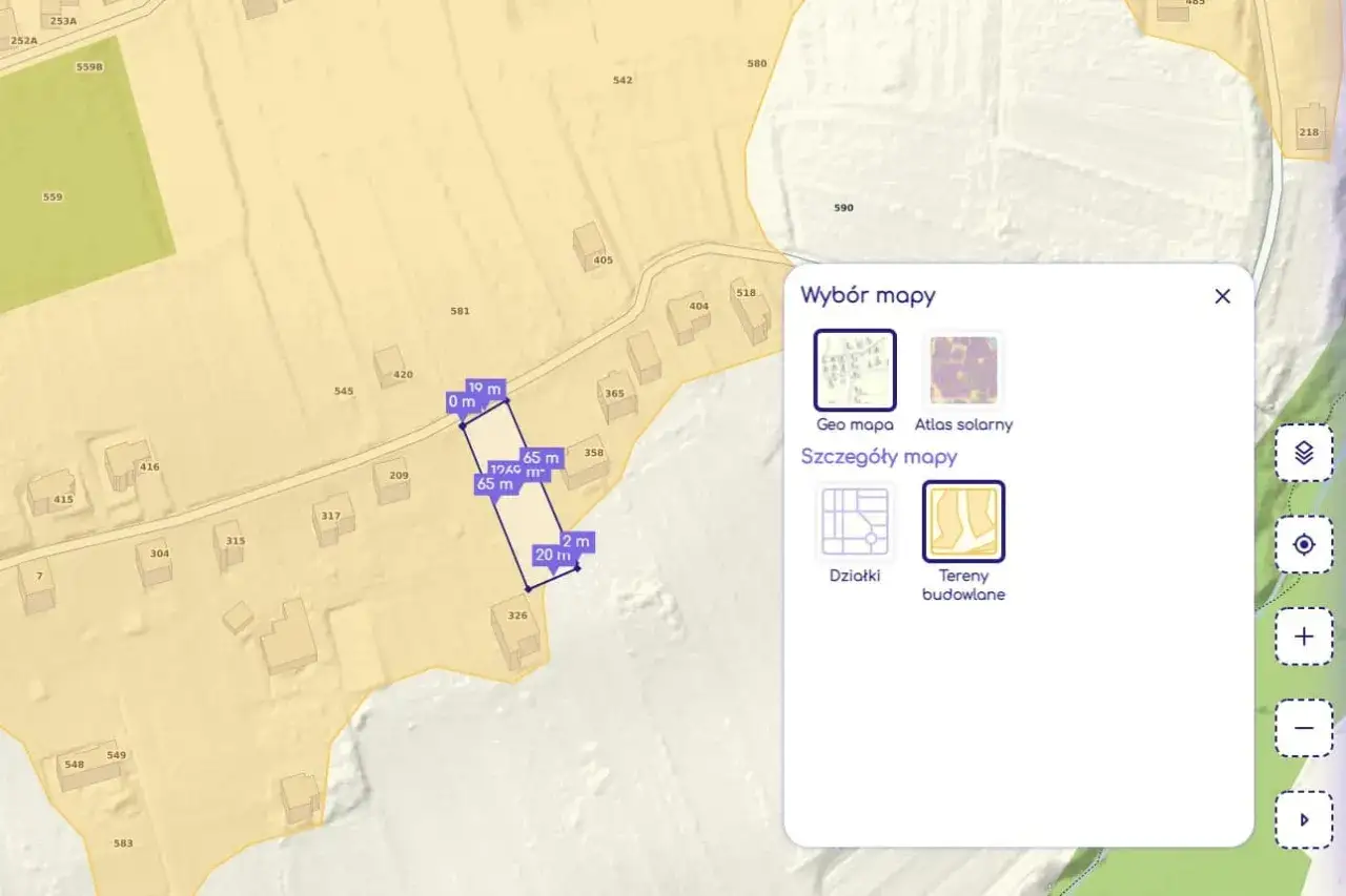 Mapa działki z wymiarami i informacją o zakazie budowy domów jednorodzinnych. Widoczny panel wyboru mapy.