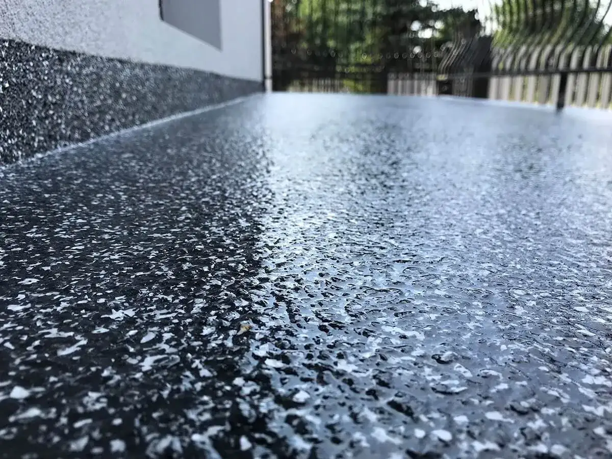 Nowy, błyszczący balkon z żywicą. Idealna powierzchnia na lata.