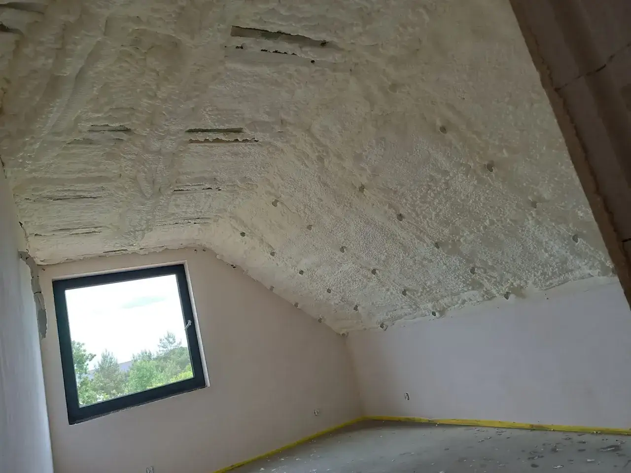 Piana PUR na poddaszu, tworząca izolację. Wygląda jak puszysta chmurka, a nie wełna mineralna.