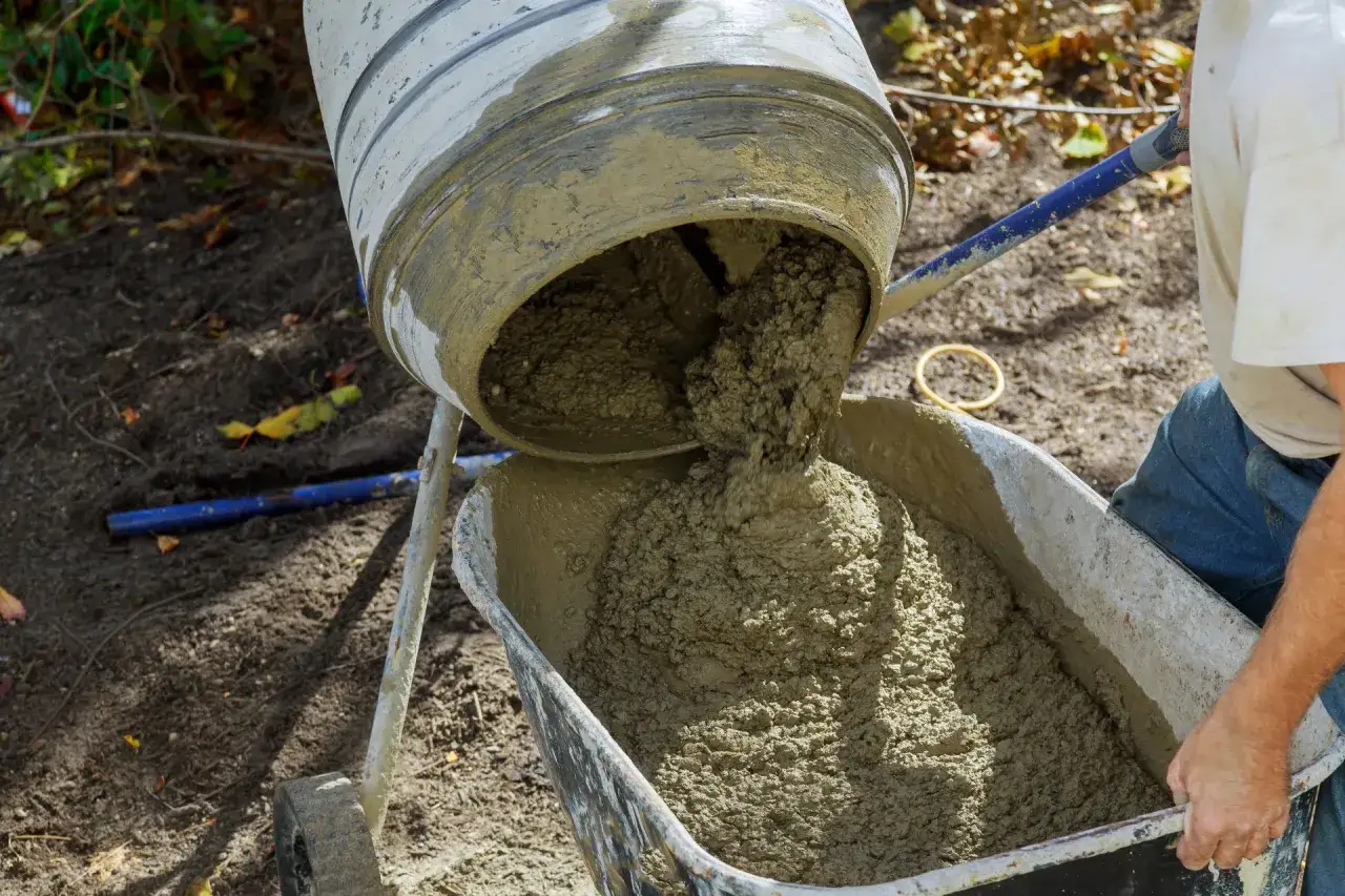 Beton B20, idealne proporcje składnik&oacute;w, mieszane w betoniarce i wysypywane do taczki.