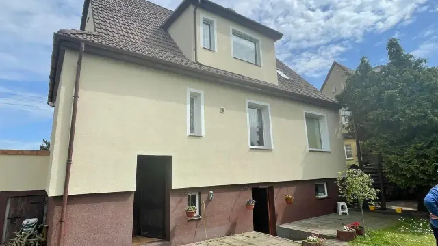 Jasny, odnowiony dom po remoncie starego domu. Dachówka, nowe okna i świeża elewacja.